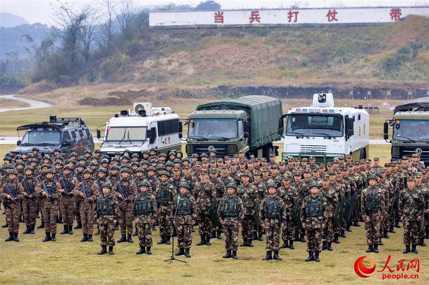 新年开训，广大官兵迅速兴起实战化军事训练热潮。