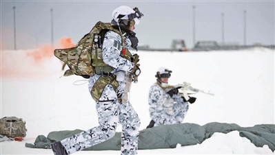 俄军空降兵在北极地区举行军事演习。