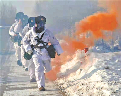 1月8日，黑龙江省同江市人武部组织民兵开展应急行动演练。图为民兵快速通过“染毒”地带。黄天问摄