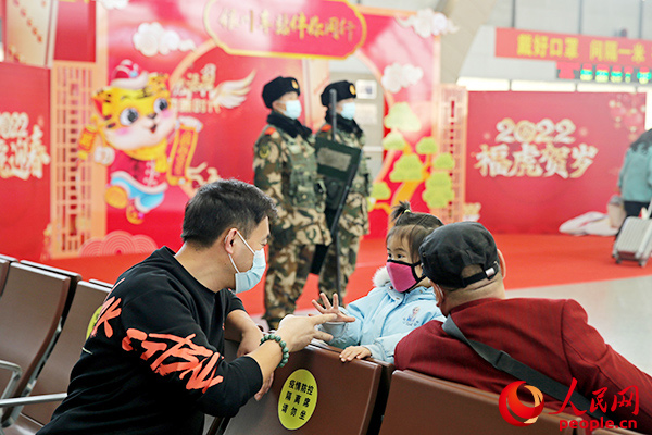 1月19日，武警银川支队执勤官兵在银川火车站执勤，守护旅客平安返乡。周焕成摄