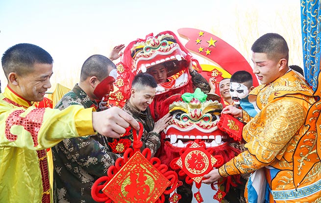 唱京剧迎新春，传统文化亮丽军营中国红