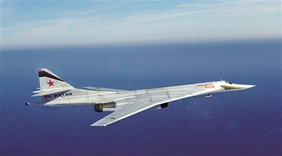 俄罗斯空天军图-160战略轰炸机海上巡航。