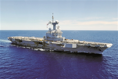 上图：法国海军“戴高乐”号航母。