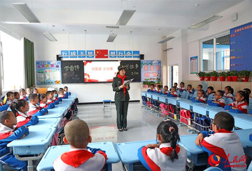 官兵走進課堂為小學生講述雷鋒的故事。