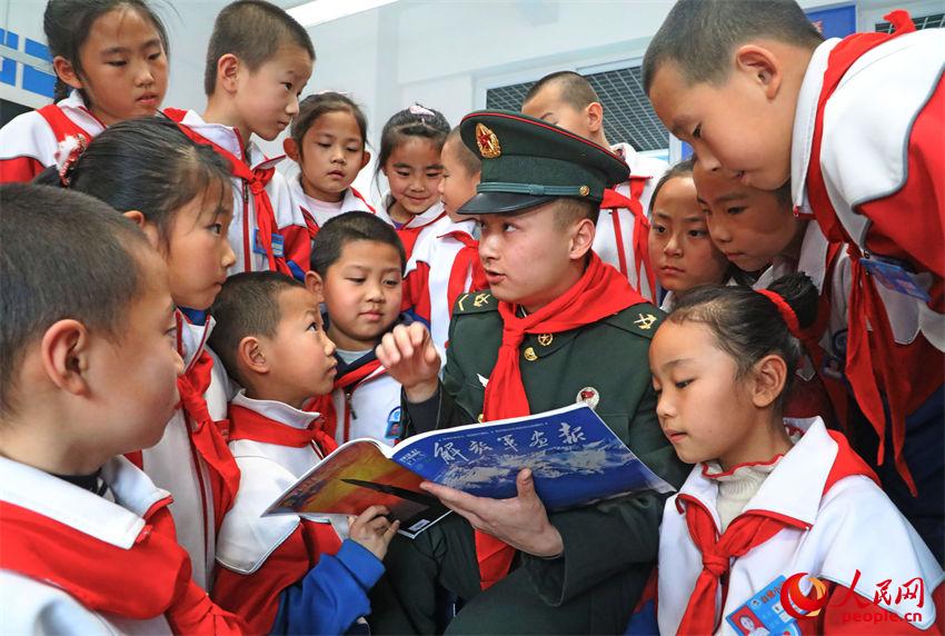 官兵為小學生講述軍營精彩故事。