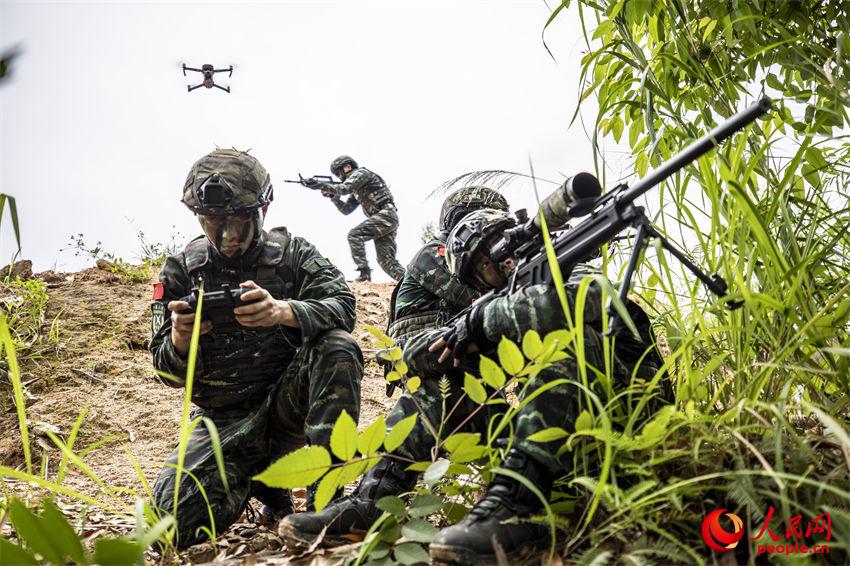 無人機操作手運用無人機偵察為狙擊手尋找打擊目標。