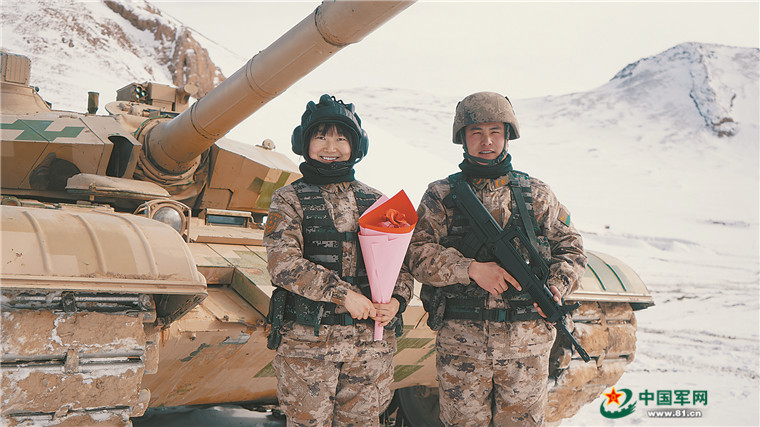 求婚儀式結束后，戰友為陳策俊和石秀麗拍下了這張合影。作者提供