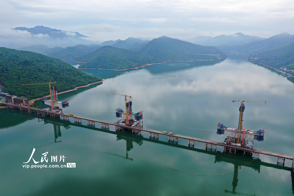 安徽黃山：池黃高鐵太平湖特大橋首個主塔完成封頂