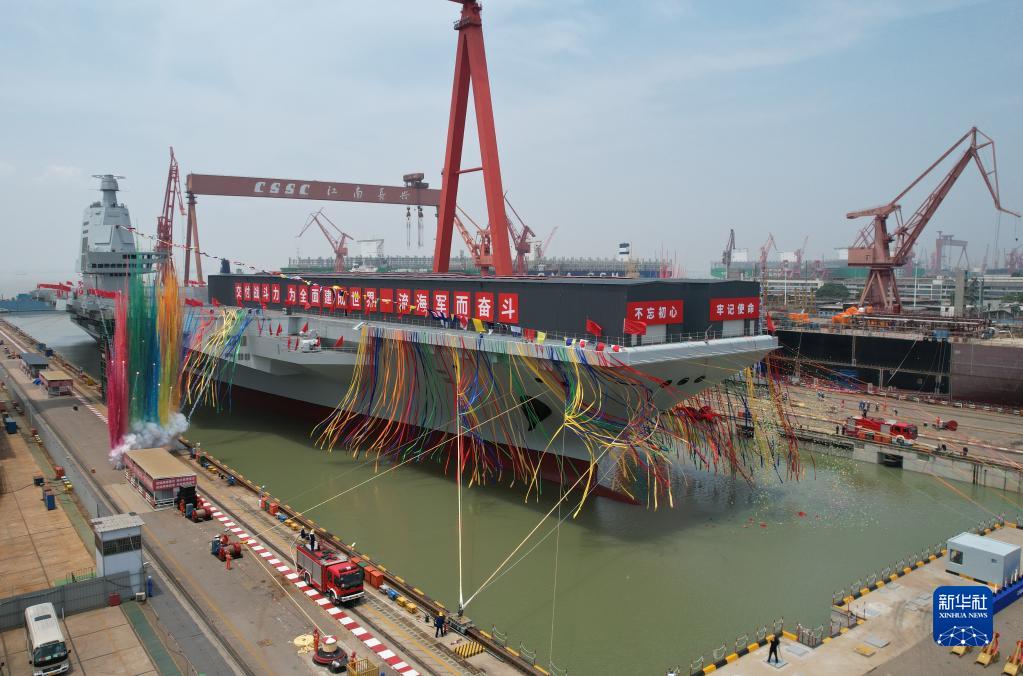 6月17日上午，我国第三艘航空母舰下水命名仪式在中国船舶集团有限公司江南造船厂举行。图为下水命名仪式现场。新华社记者 李刚 摄