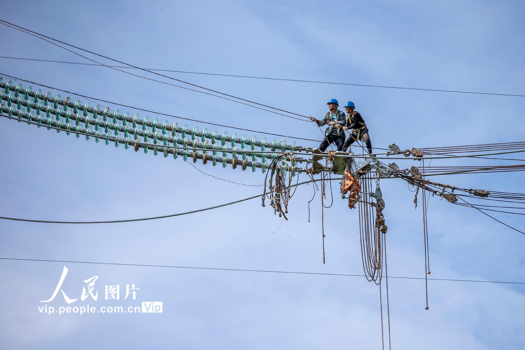 重慶永川：電力工人高空施工忙