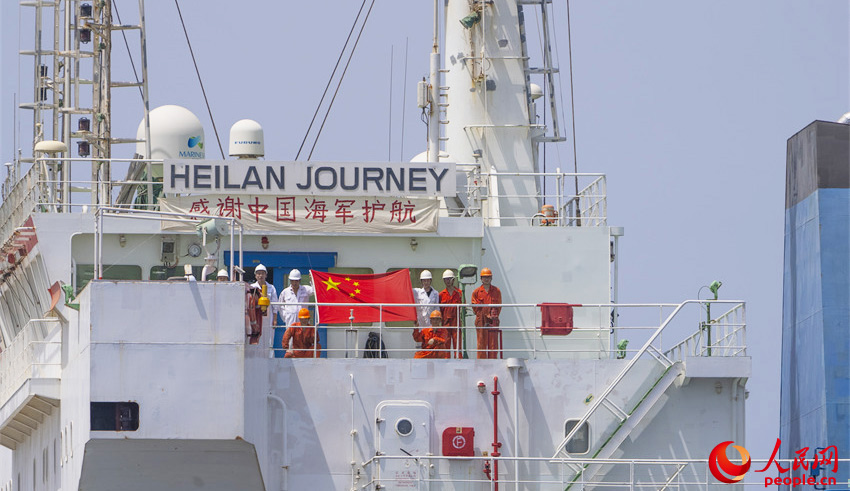 被護商船中國船員舉起五星紅旗，感謝祖國海軍。