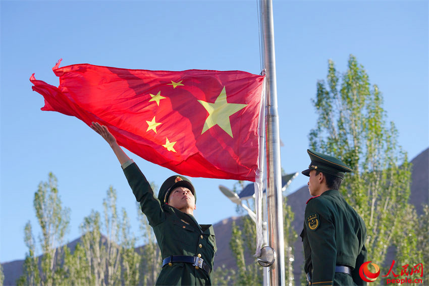 在雪域高原举行升旗仪式。