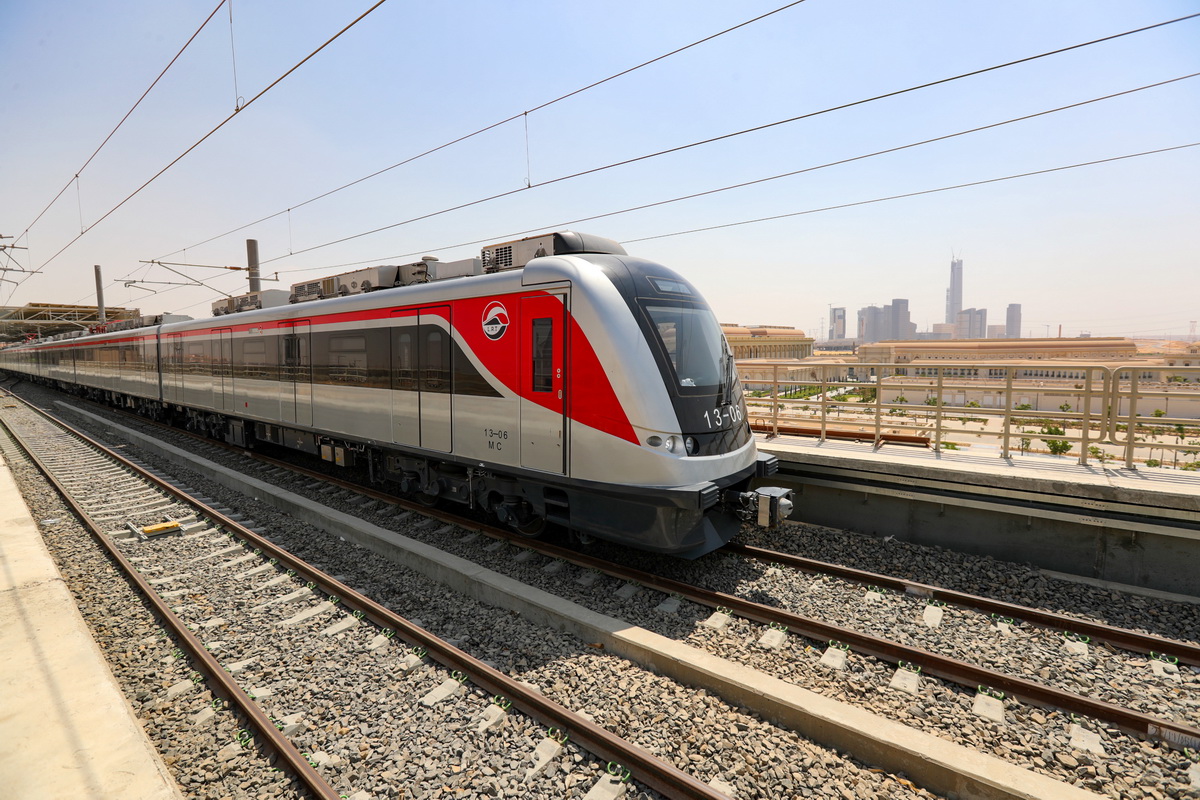 中企承建埃及首條輕軌鐵路通車試運行