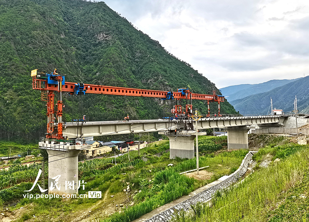 成昆鐵路擴能改造工程冕山雙線特大橋開始架梁