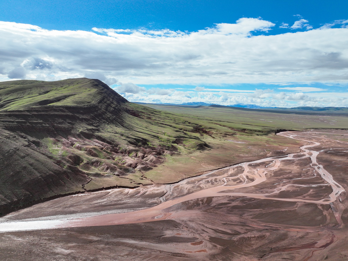 我國科考隊首次在可可西裡發現罕見“紅山脈”