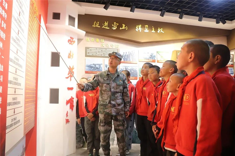  A special national defense education class is held when primary school students enter the military camp
