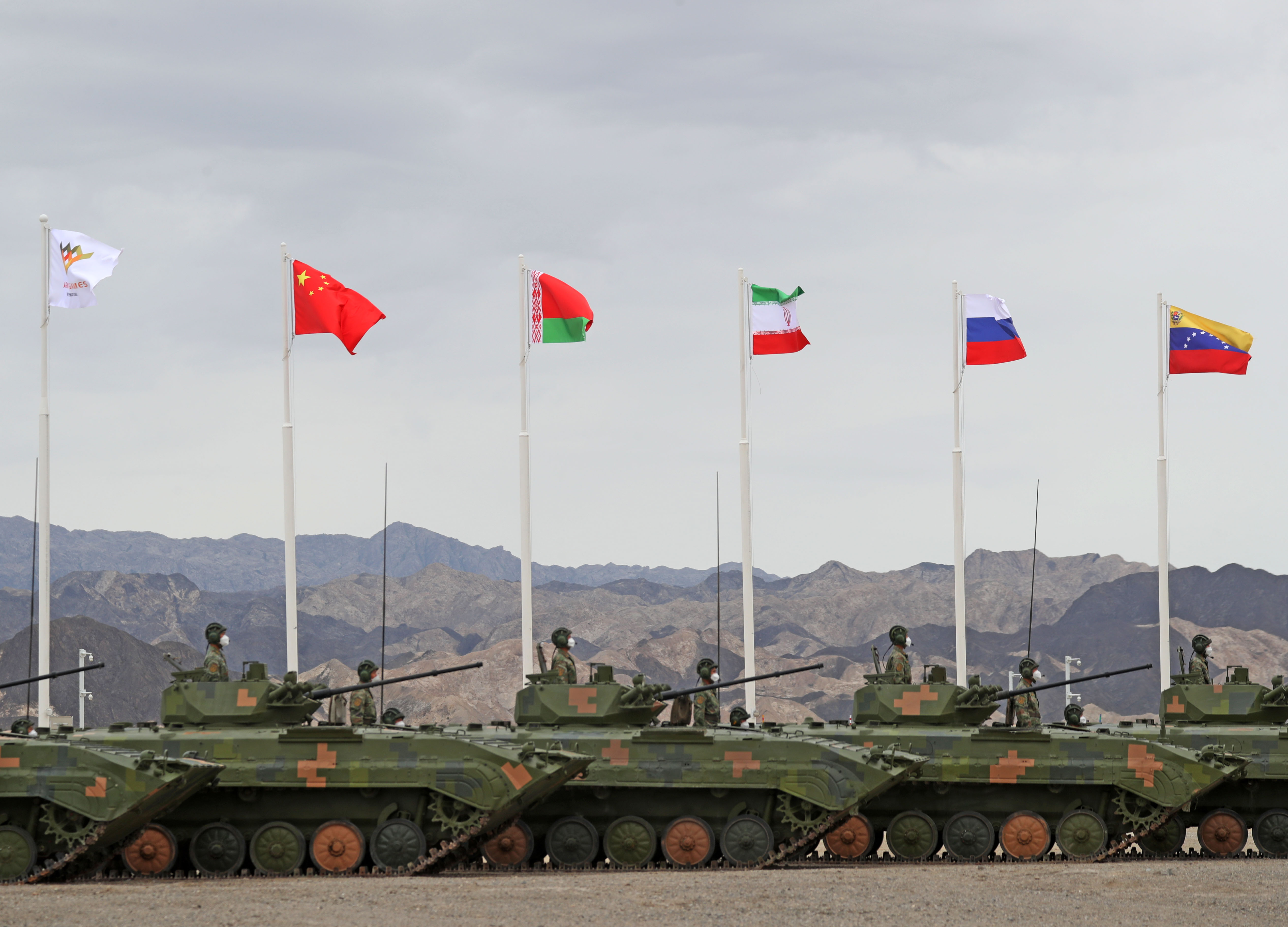 “国际军事比赛―2022”中国库尔勒赛区比赛在新疆库尔勒开幕。图为：“国际军事比赛”会旗与各参赛国国旗在赛场上空飘扬。―刘洵摄