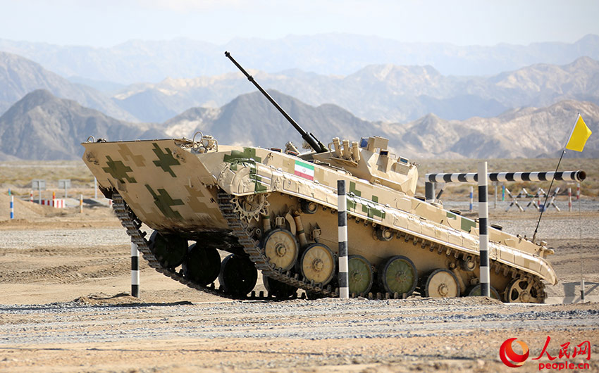 伊朗参赛车组通过防坦克壕。