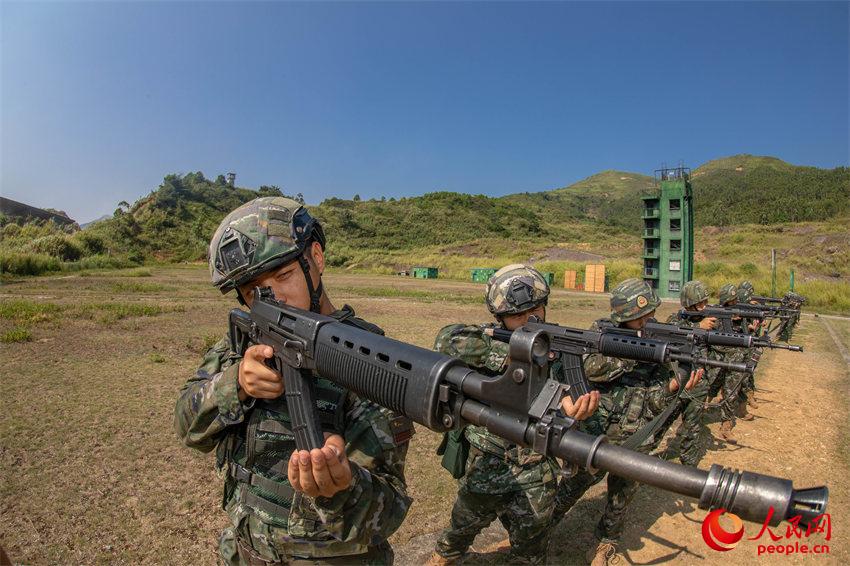 進行自動步槍隱顯目標射擊訓練。
