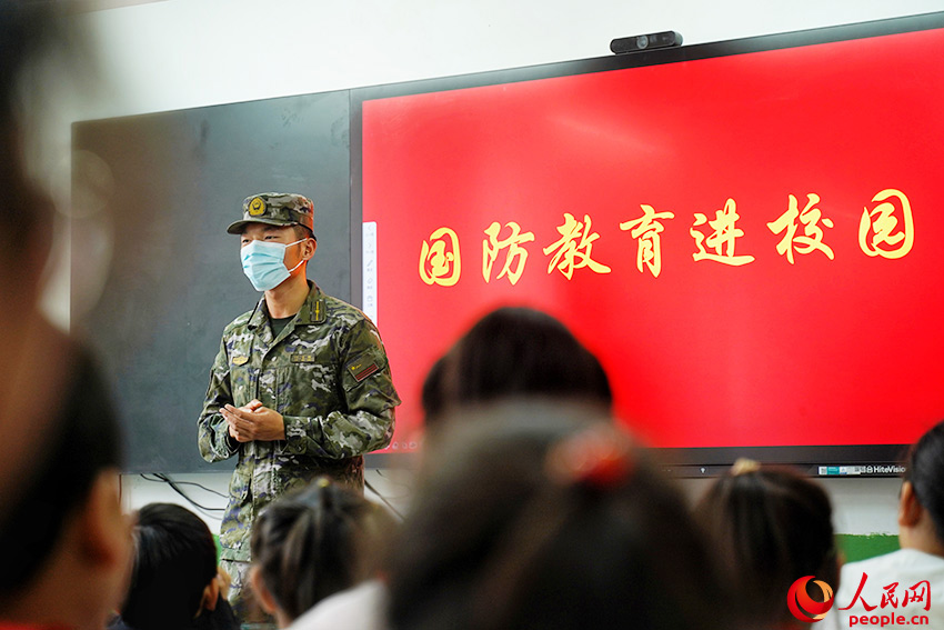 官兵進行國防教育授課。