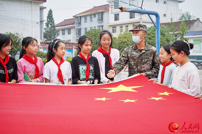 官兵為學生們講解國旗知識。