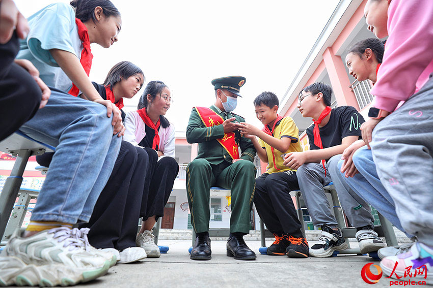 優秀官兵代表與學生們分享軍功章背后的奮斗歷程。