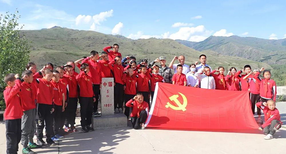 When primary school students enter the military camp, a special national defense education class is held at the first outpost in northwest China