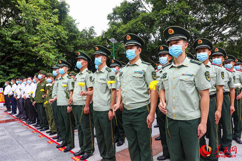 武警官兵參加駐地烈士公祭日活動。