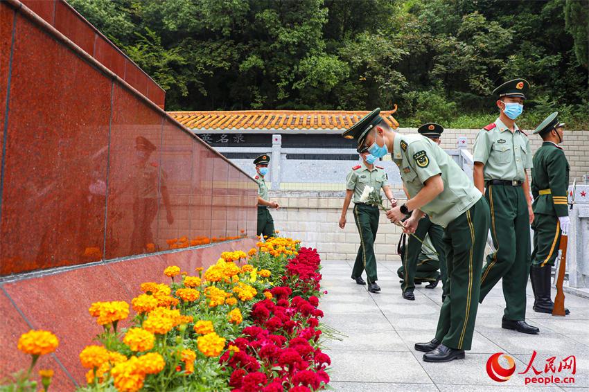 武警官兵向革命烈士獻花。