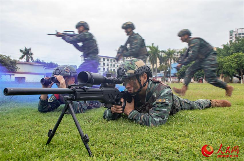 反恐演練中，狙擊小組掩護隊友追擊目標。