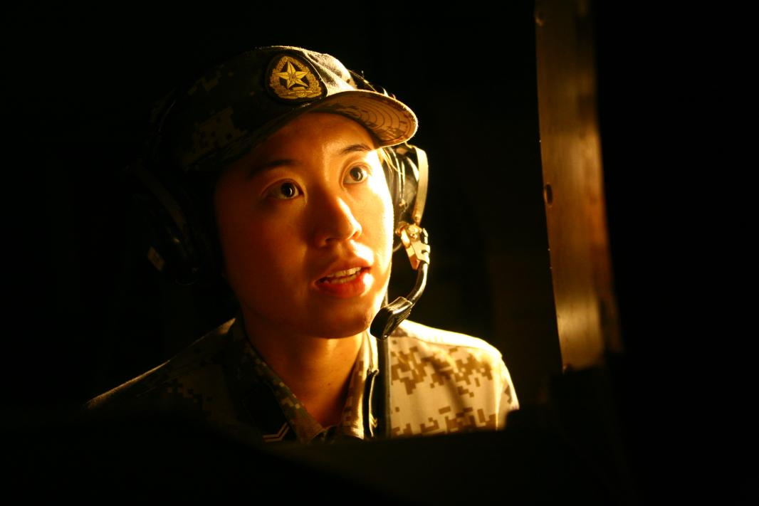 王晓丽在对导弹进行检测。受访者供图