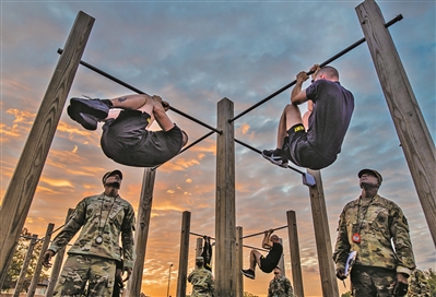 美陆军人员参加体能测试。