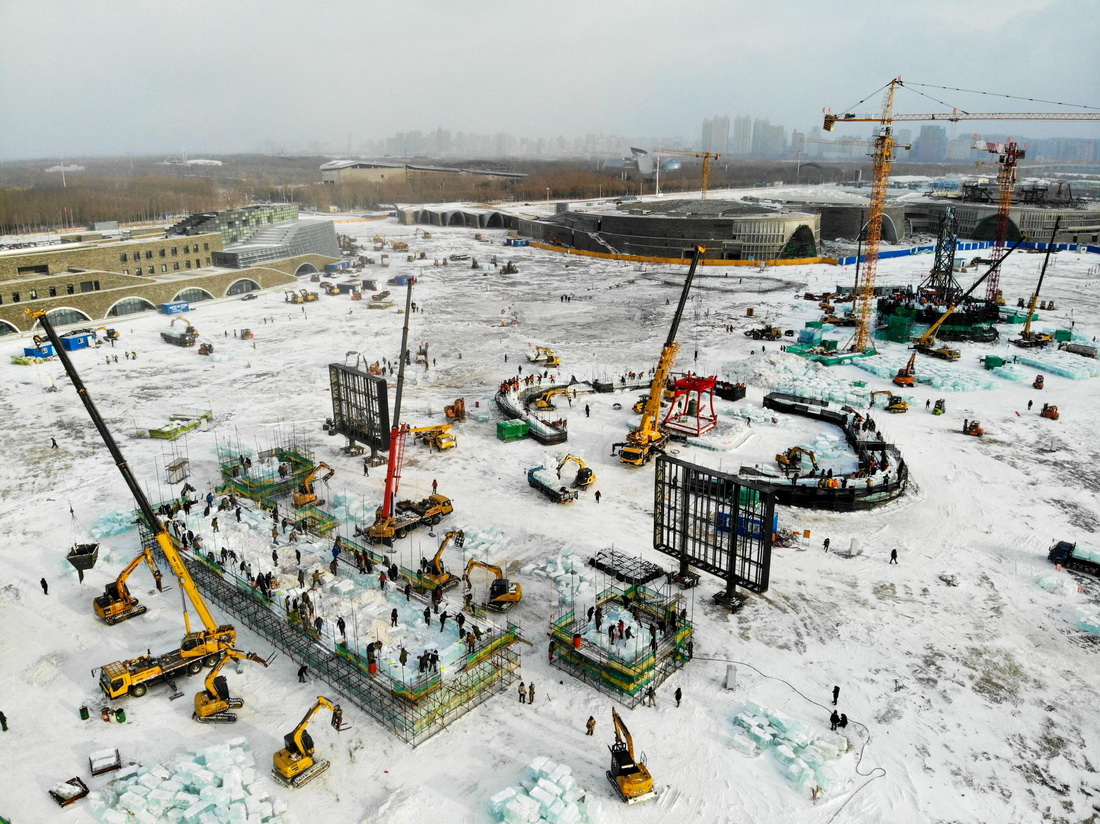 哈爾濱冰雪大世界冰建施工有序展開