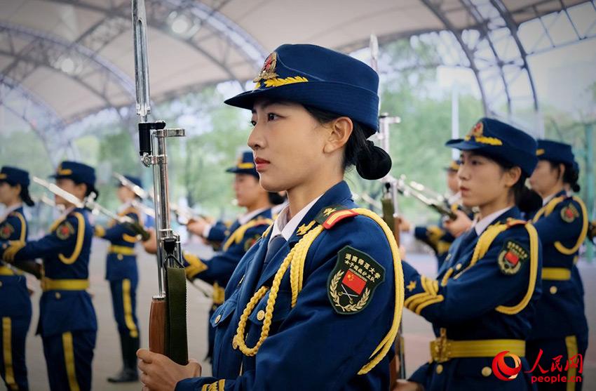 湖南师范大学枪操表演。
