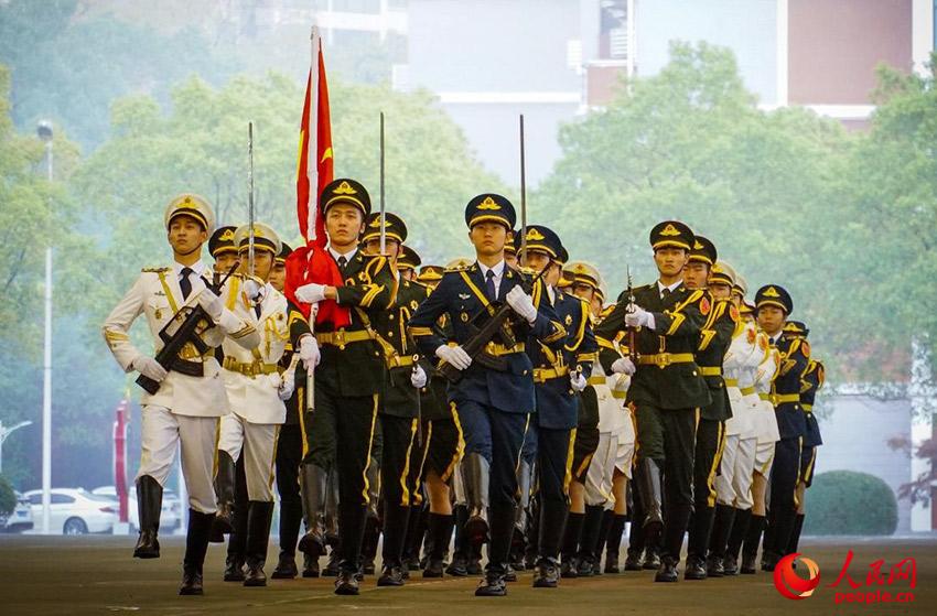 国防科技大学仪仗队升旗表演。