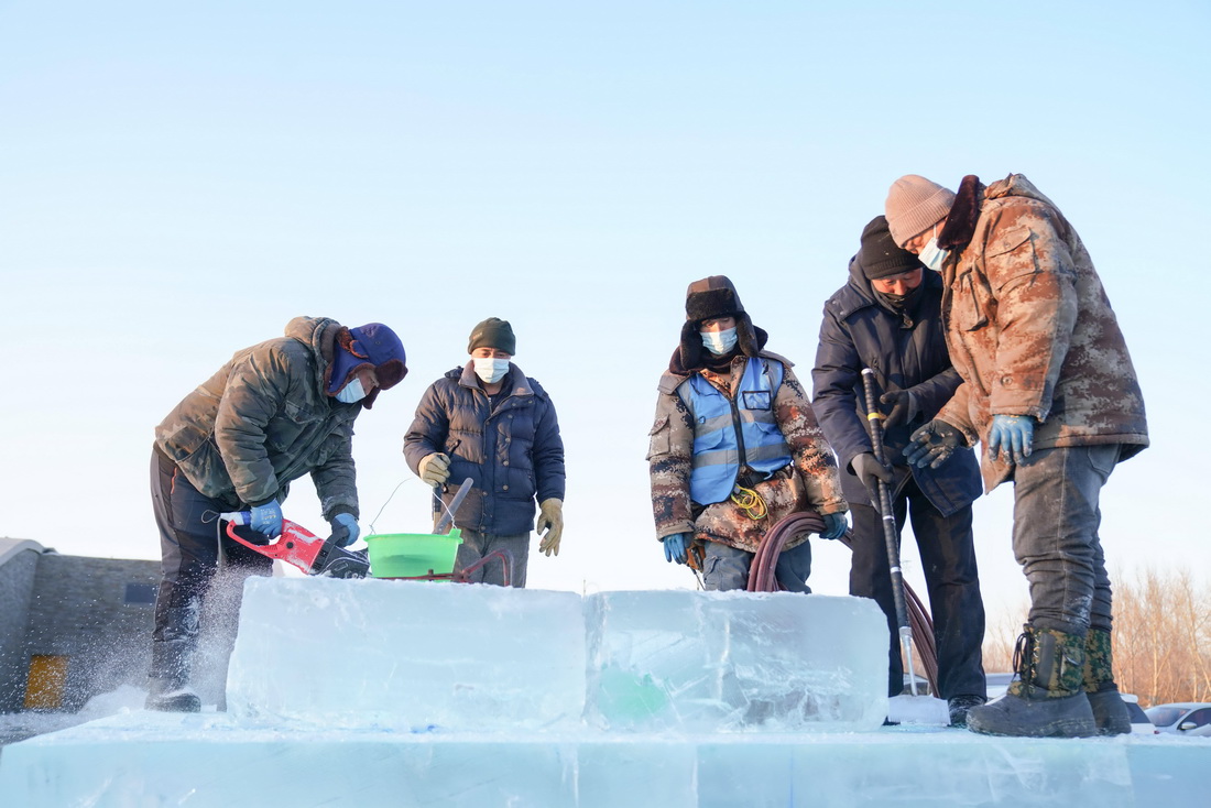哈爾濱冰雪大世界冰建施工總體進度過半