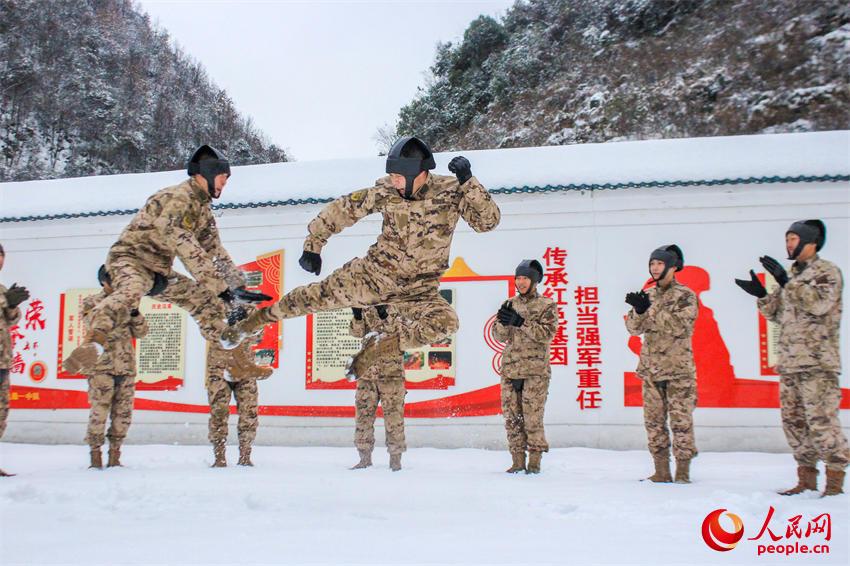武警官兵雪中擒敵術對抗訓練。