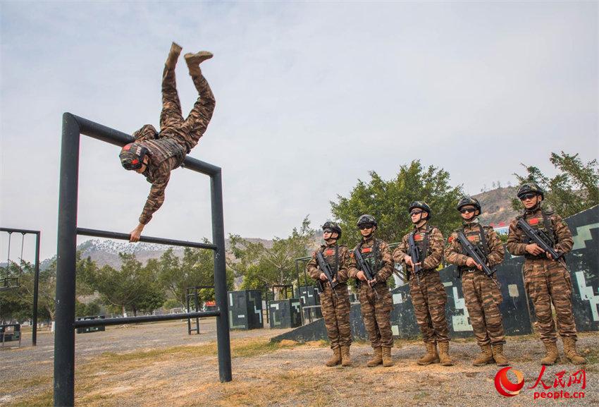 武警特战队员进行快速翻越障碍训练。