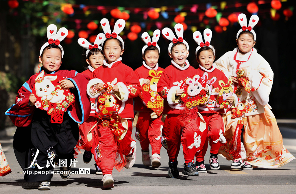安徽合肥：“兔娃”送福迎新春