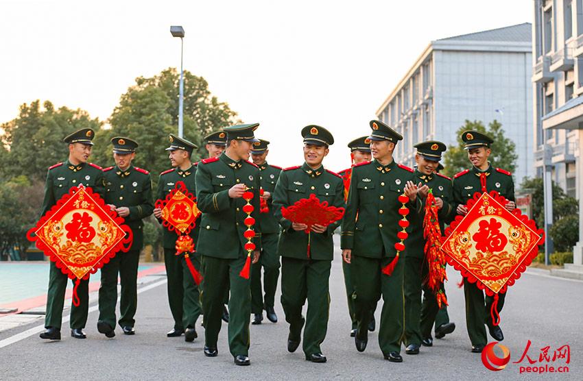 武警安徽总队蚌埠支队官兵们共享节日氛围。