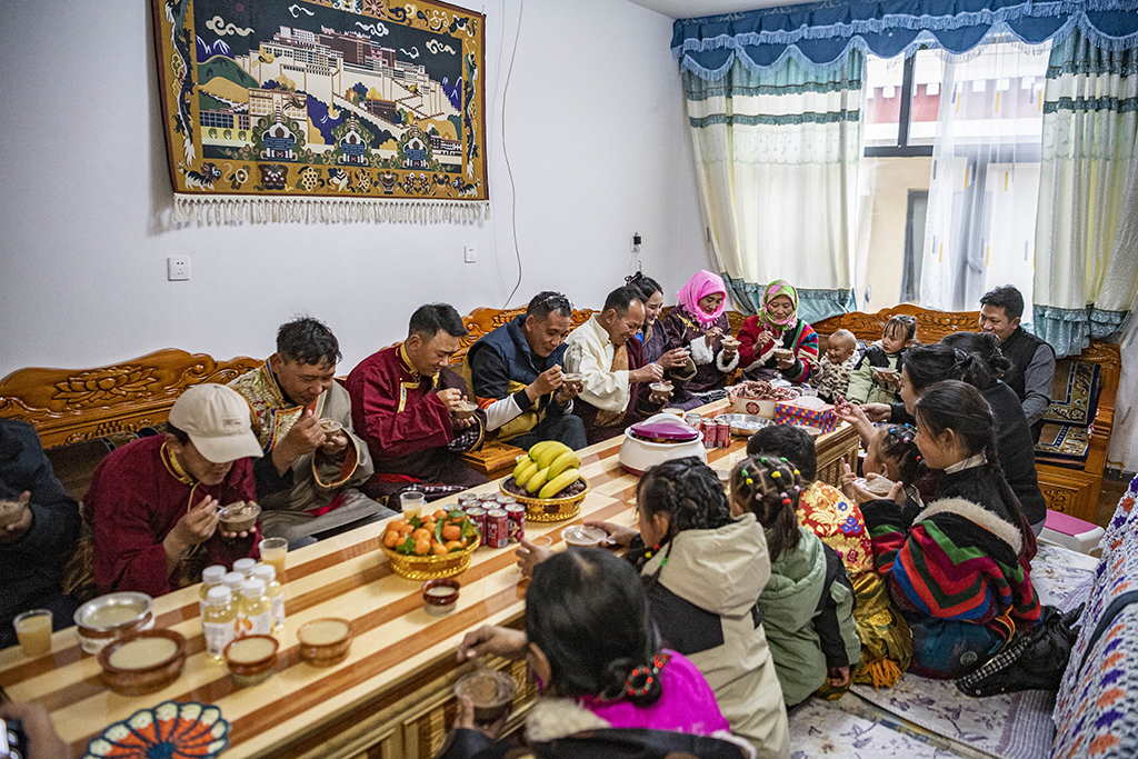 西藏：搬遷群眾歡度“古突”之夜