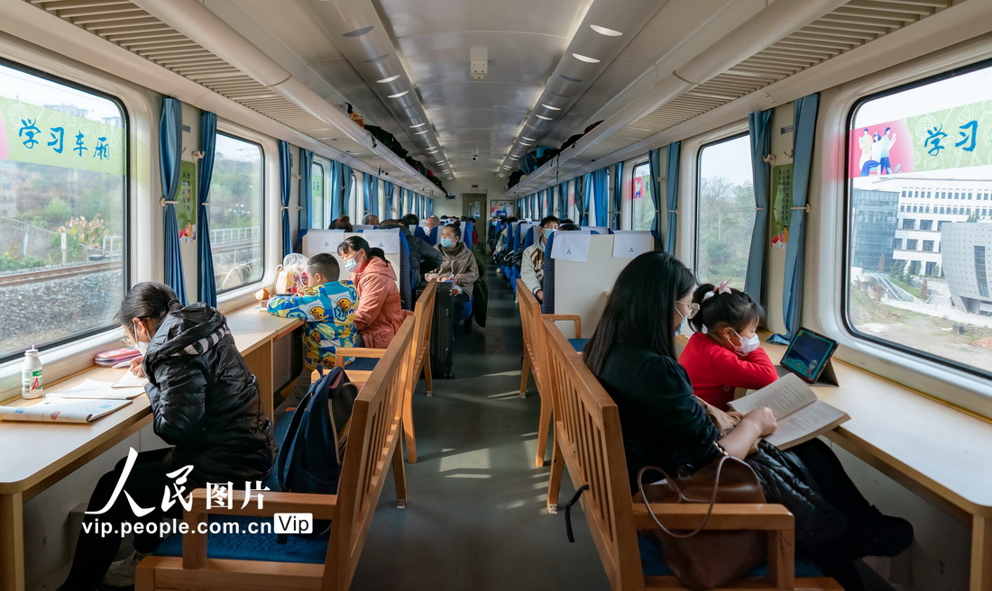 重慶：綠皮火車上的“移動自習室”