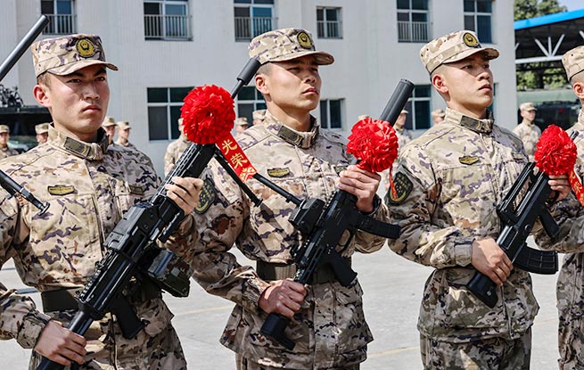 武警貴州總隊機動支隊舉行新兵授裝儀式