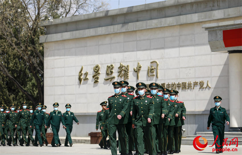 武警甘肅總隊參謀部直屬隊官兵來到甘肅省蘭州市烈士陵園。