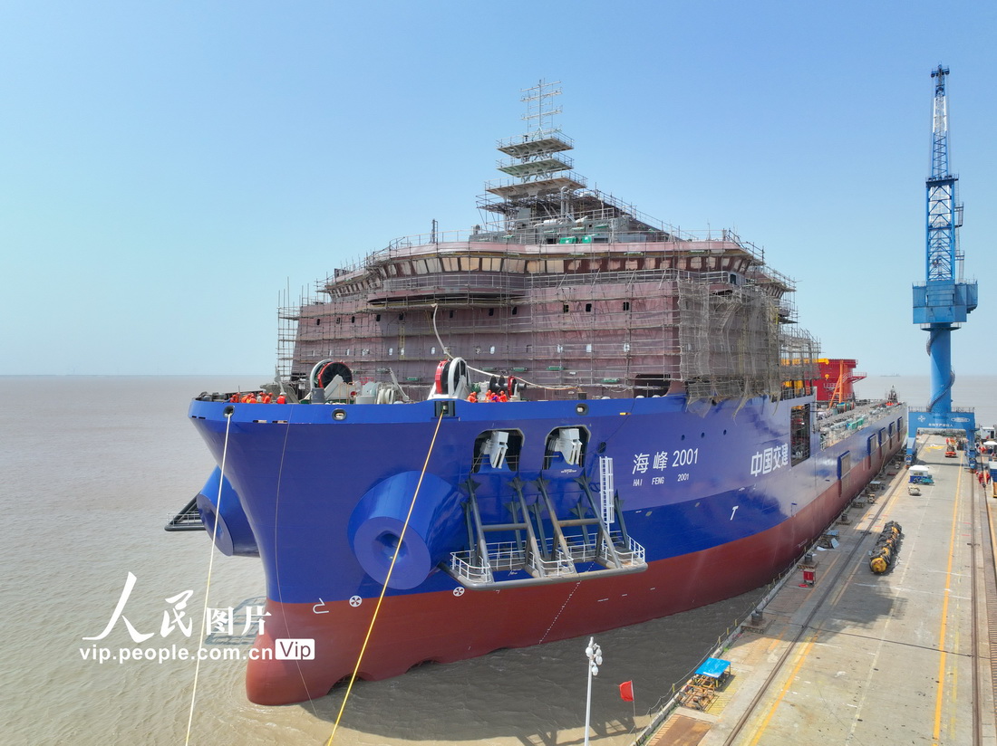 江蘇啟東：4000噸全回轉起重船順利下水出塢