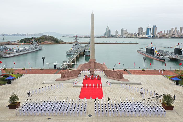 4月23日上午，为庆祝人民海军成立74周年，海军在青岛海军博物馆隆重举行致敬人民海军英雄仪式。