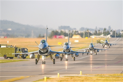 空军航空兵某旅组织实战化飞行训练