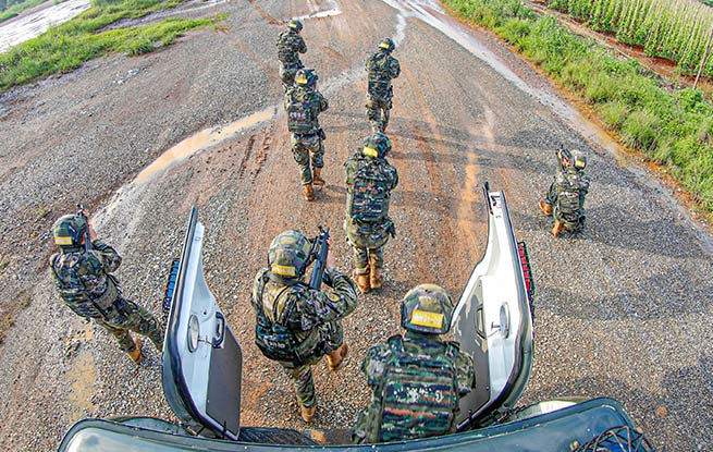 廣西桂林：武警官兵開展多課目訓練