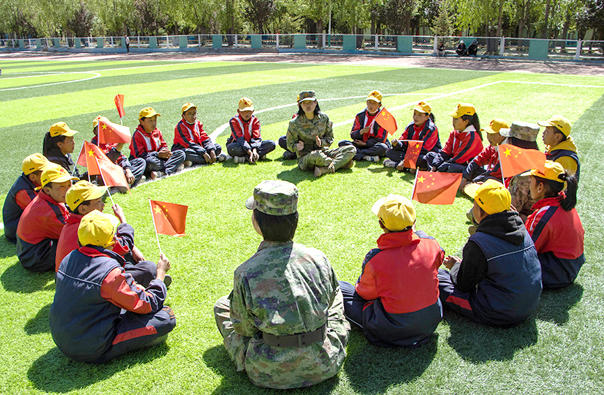 高原女兵班與藏族孩子們暢談夢想，共慶六一
