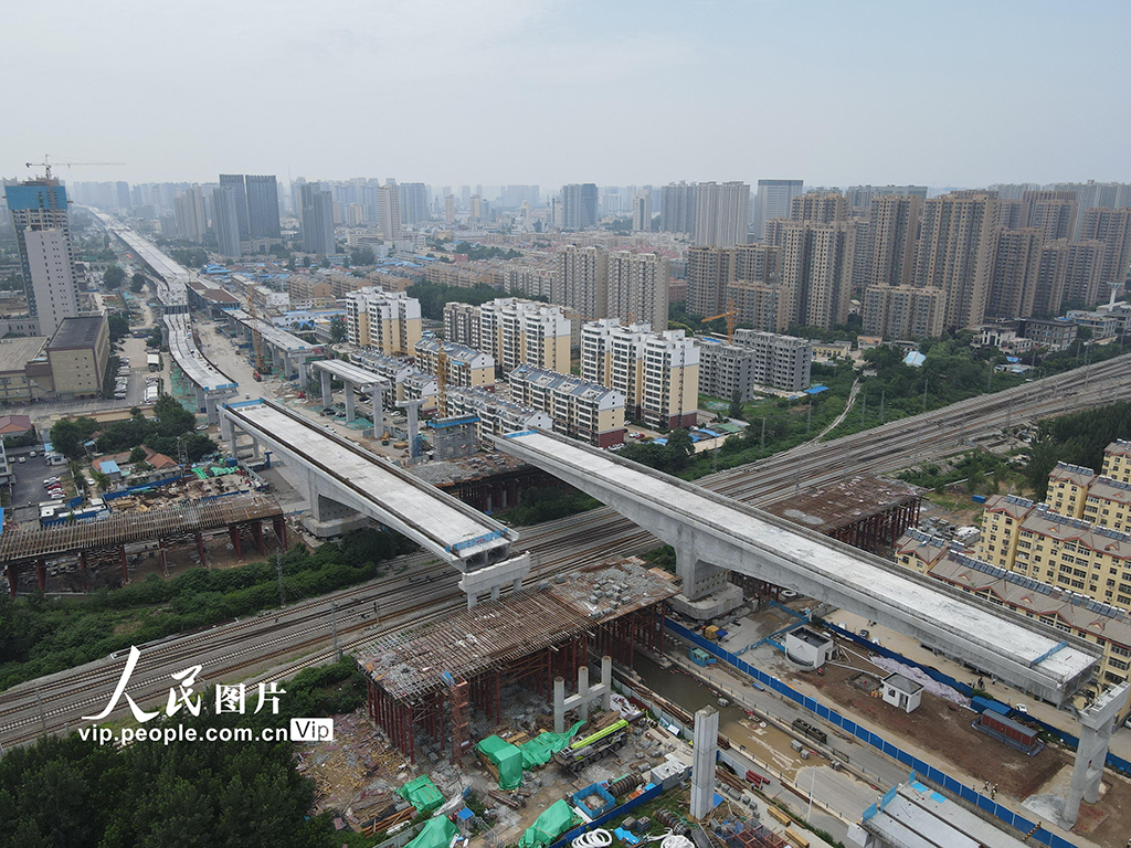 山東菏澤：長江路快速通道跨京九鐵路大橋成功“雙轉體”